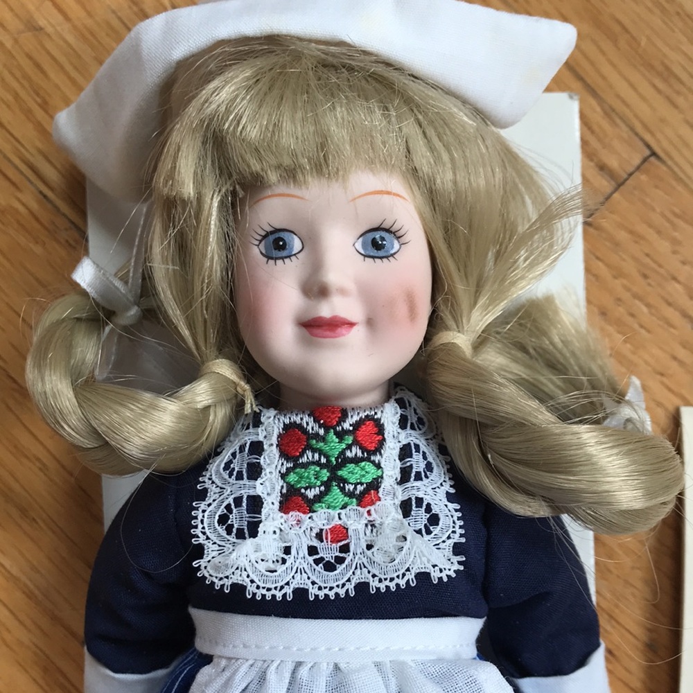 Danbury Mint Vintage porcelain doll, Dutch, certificate of authenticity